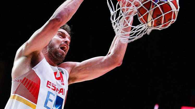 Überragend und kaum zu stoppen: Pau Gasol. Der Center der Spanier besiegte Gastgeber Frankreich beim 80:75-Sieg nach Verlängerung fast im Alleingang. Die Hälfte aller Punkte seines Teams erzielte der NBA-Profi von den Chicago Bulls. Foto: Sebastien Nogier