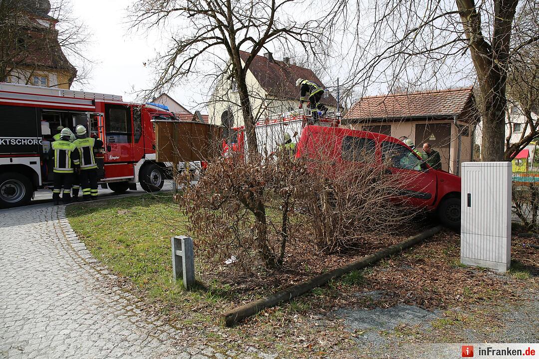 Marktschorgast: Vor Polizei geflüchtet und gegen Baum geprallt