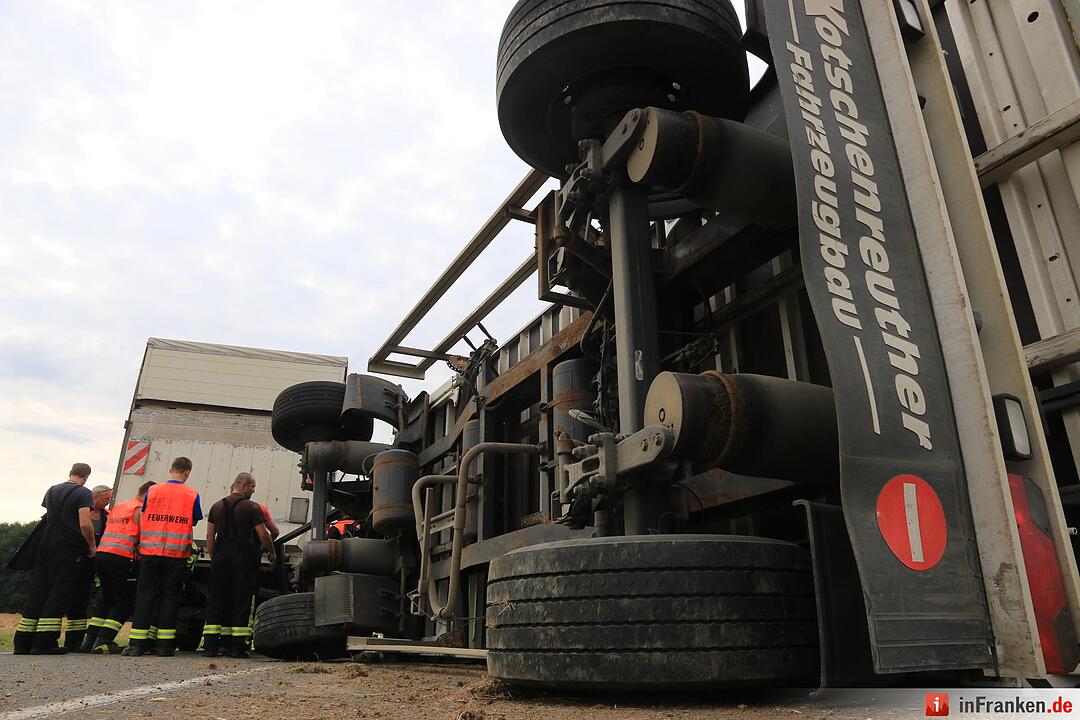 Biker verursacht Unfall: Anhänger kippt bei Scheßlitz um