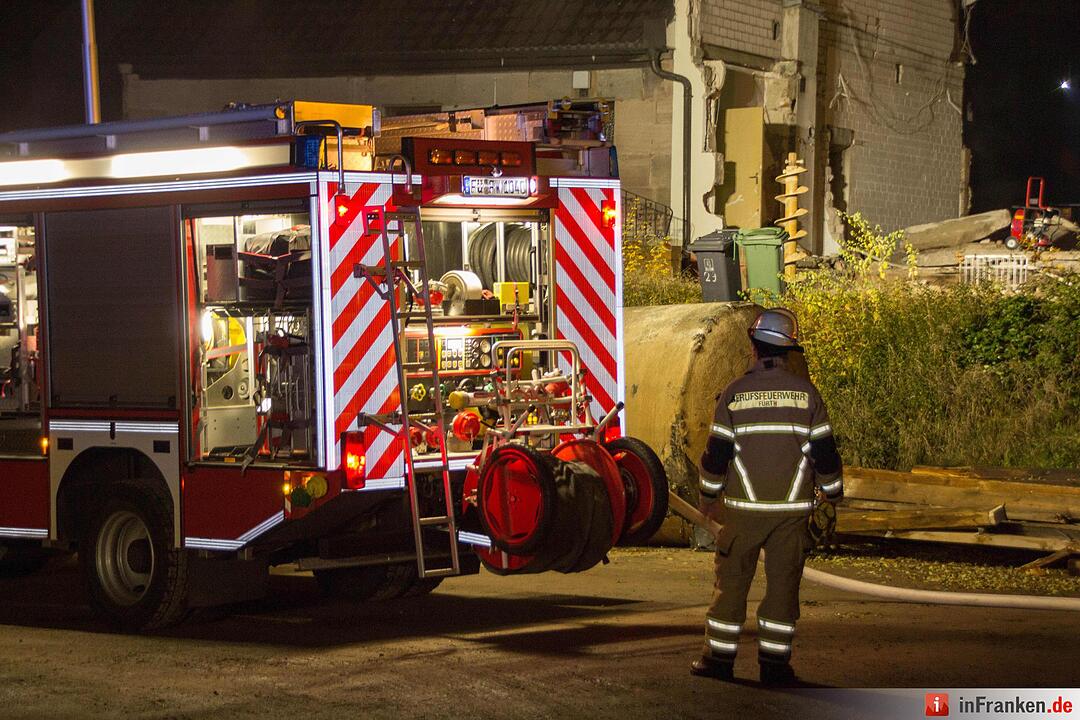 Dichter Qualm drang aus Abbruchhaus - Passanten verständigten die Feuerwehr