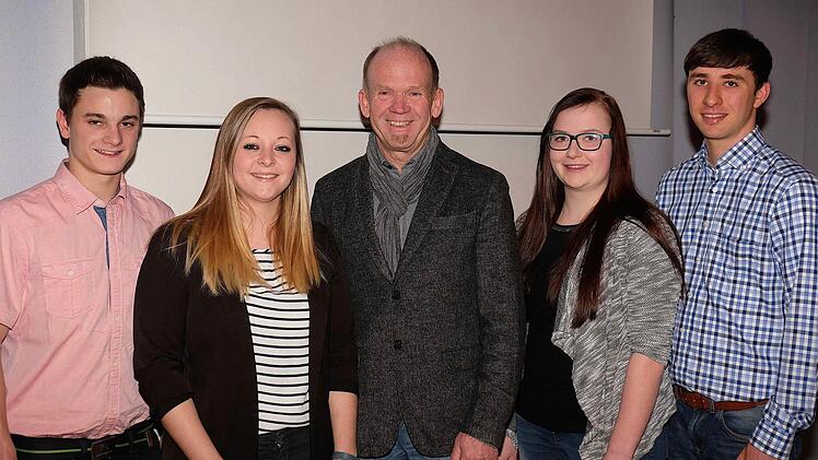 Urkunden und Gutscheine überreichte Bürgermeister Karlheinz Kickuth (Mitte) an (v.l.): Leon Höffner, Maike Löscher, Katrin Simon und Daniel Zink. Eine weitere Auszeichnung lag für Timo Zeller bereit.  Foto: Gerd Schaar