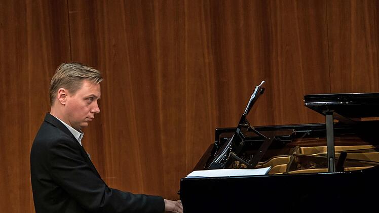 Mit einem Liederabend gastierte der international erfolgreiche Altus Matthias Rexroth bei der Coburger Gesellschaft der Musikfreunde. Am Klavier:: Marius Klubczuk.Jochen Berger