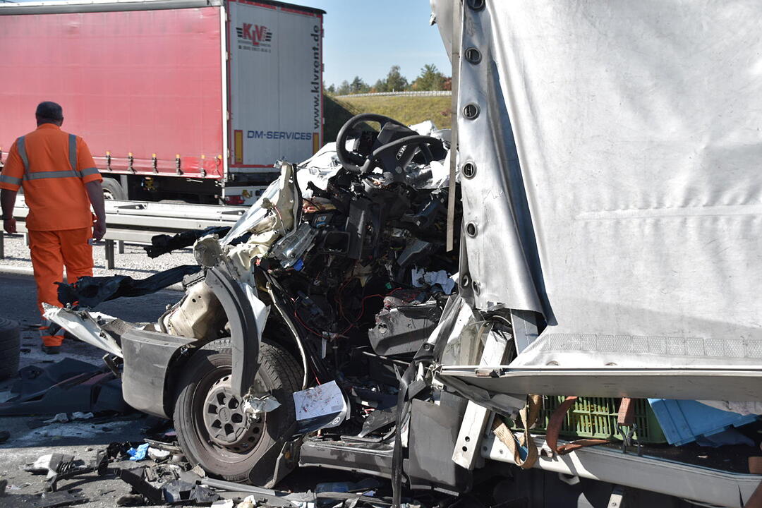 A6 bei Nürnberg: Kleintransporter fährt auf Stauende auf – Fahrer stirbt noch an Unfallstelle