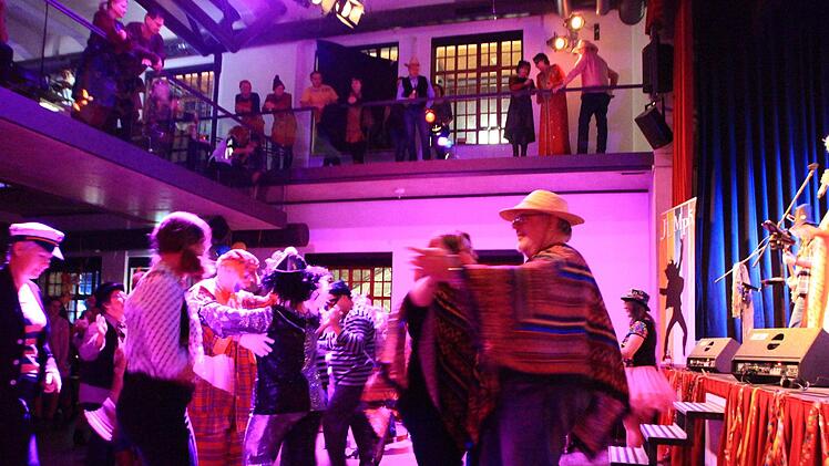 Auf dem Parkett geht's rund.  Foto: Andreas Dorsch