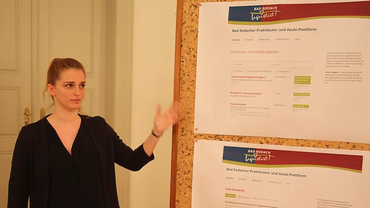 Ramona Stegner, verantwortlich für das Stadtmarketing, stellte die neue Praktikums- und Azubi-Plattform vor, die Unternehmen vor Ort den gewünschten Nachwuchs verschaffen soll.Bettina Knauth