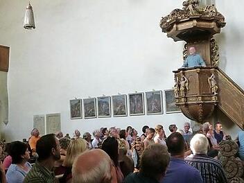 Der Ha&szlig;furter Stadtf&uuml;hrer Wolfgang J&auml;ger verk&uuml;ndete der interessierten H&ouml;rerschaft viel Wissenswertes aus der Geschichte des Zisterzienserinnenklosters Marburghausen. Fotos: Klaus Kunkel