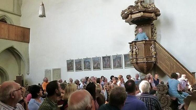 Der Ha&szlig;furter Stadtf&uuml;hrer Wolfgang J&auml;ger verk&uuml;ndete der interessierten H&ouml;rerschaft viel Wissenswertes aus der Geschichte des Zisterzienserinnenklosters Marburghausen. Fotos: Klaus Kunkel