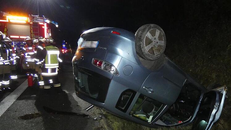 Auf dem Dach blieb der Mazda der jungen Autofahrerin liegen. Die 19-J&auml;hrige wurde leicht verletzt. Christian Licha
