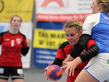 Mit kämpferischen Mitteln gegen den MHV Schweinfurt erfolgreich: Bad Brückenaus Kreisläuferin Lena Übelacker (am Ball). Foto: Sebastian Schmitt