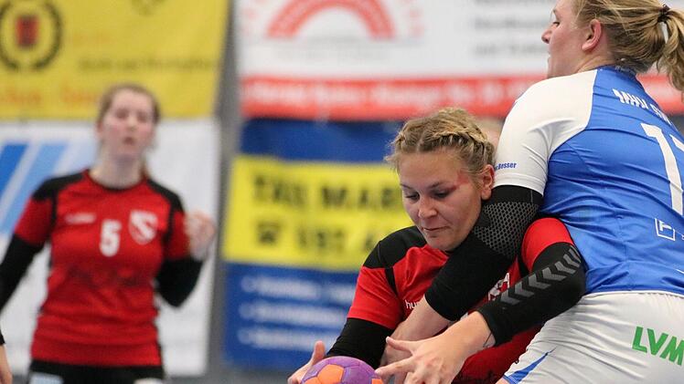 Mit kämpferischen Mitteln gegen den MHV Schweinfurt erfolgreich: Bad Brückenaus Kreisläuferin Lena Übelacker (am Ball). Foto: Sebastian Schmitt