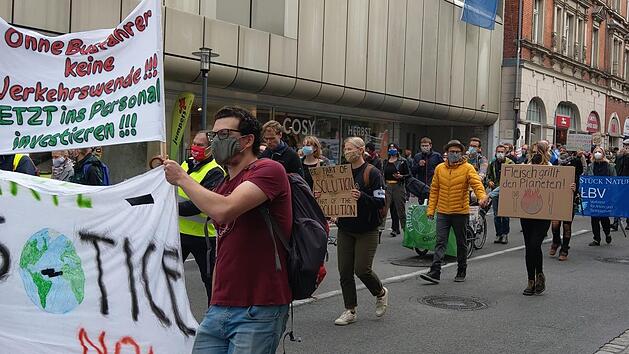 Busfahrer und Klimaschützer vereint in der Coburger Mohrenstraße. Foto: Simone Bastian