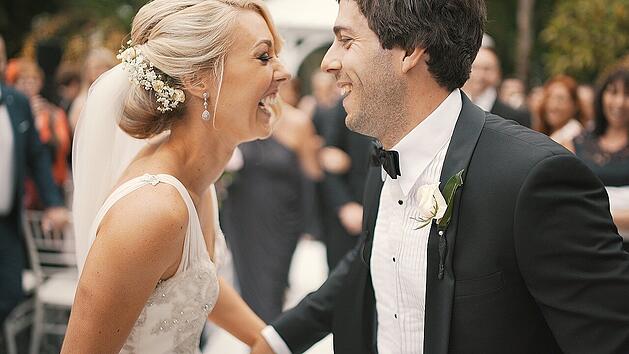 Traumhochzeit mit der richtigen Musik: Diese Songs sind zum Dahinschmelzen. Wir stellen dir zehn Lieder vor, die auf keiner Hochzeit fehlen sollten.