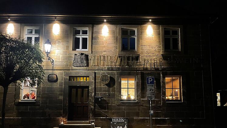 Ebern: Neue Bar "Herzog Bier & Wein" hat auf früherem Gefängnis-Gelände eröffnet