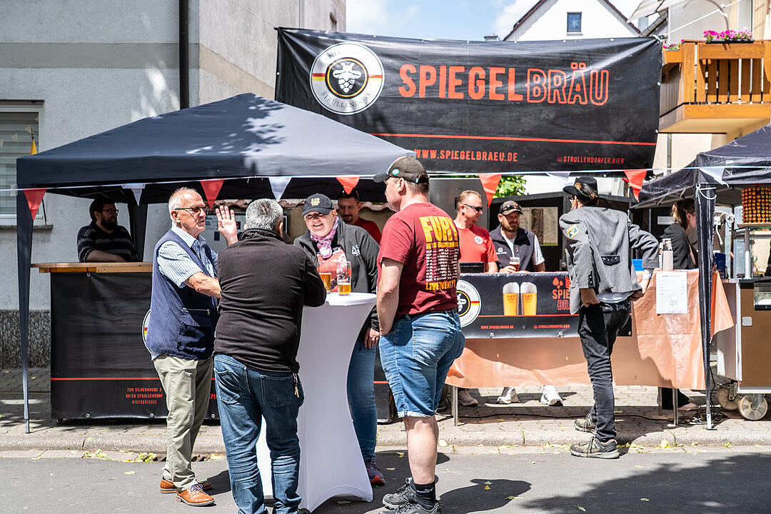 Festliche Genussmeile mit vielen verschiedenen regionalen Spezialit&auml;ten.