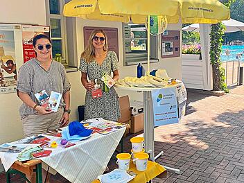 Jennifer Schwarz und Katrin Keilholz vom Gesundheitsamt informierten im Freibad Mainleus &uuml;ber die gesundheitlichen Risiken hoher Temperaturen und intensiver Sonneneinstrahlung. Landratsamt Kulmbach