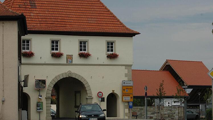 Hofheim hat drei Stadttore (hier das Rügheimer Tor). Sie alle sollen offen stehen, wenn Asylbewerber in die ehemalige Kreisstadt kommen. Die Menschen bereiten sich auf die Flüchtlinge vor.  Foto: Gerhard Schmidt/Archiv