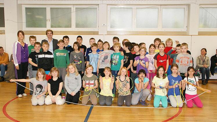 Lange Seile, kurze Seile, rote, gelbe, grüne: die Ganztagsschüler der Grundschule Haßfurt lernten "rope skipping" in Variationen.