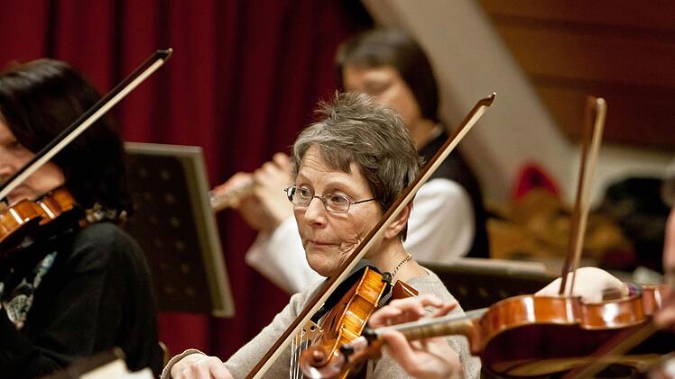 Unter Leitung von Hans Stähli probt das Orchester der "Musikfreunde Neustadt".Foto: Jochen Berger