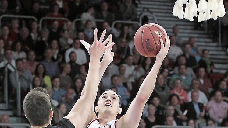 Karsten Tadda (r.) spielte mit viel Energie und erzielte im ersten Viertel zehn Punkte. Fotos: sportpress