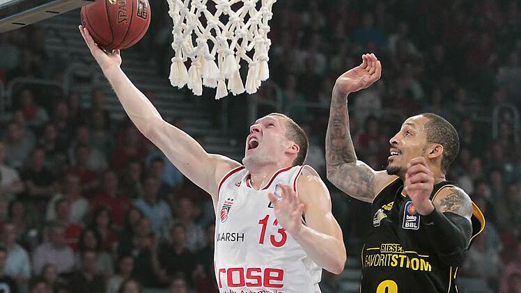 Janis Strelinieks (l.) zieht am Ludwigsburger John Little vorbei. Foto: sportpress