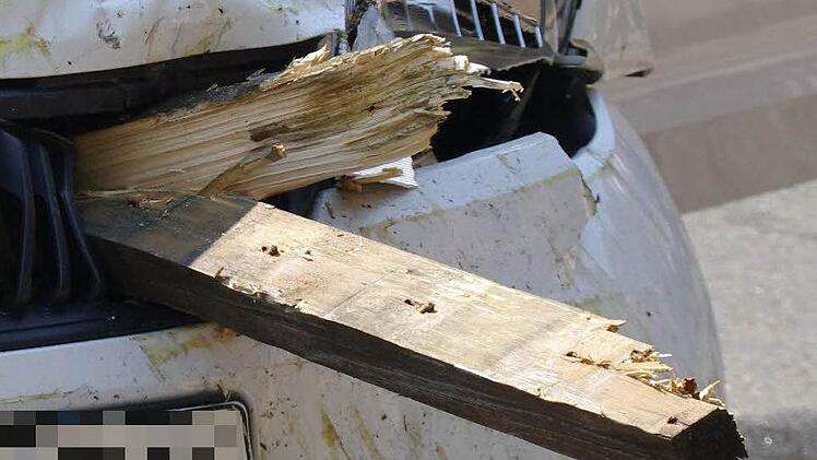 Zaunlatten hatten sich bei dem Unfall in den Motorbereich des Wagens gebohrt. Foto: Marco Meißner