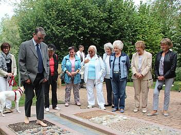 Der Vorsitzende des Kneipp-Vereins Forchheims, Klaus Ripp, beim Ausprobieren des Sinnes-Erlebnis-Pfades. Foto: Jana Röckelein