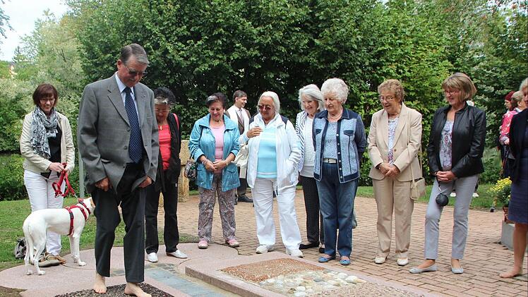Der Vorsitzende des Kneipp-Vereins Forchheims, Klaus Ripp, beim Ausprobieren des Sinnes-Erlebnis-Pfades. Foto: Jana Röckelein
