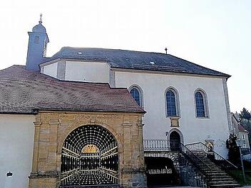 Die dringend anstehende Sanierung der Klosterkirche in Gößweinstein schätzt Kirchenpfleger Bernhard Schrüfer auf rund 600000 Euro. Die Statik der Kirche ist wegen eines früheren Baufehlers vor ca. 150 Jahren in Gefahr. Fotos: Thomas Weichert