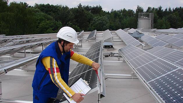 Ein Mitarbeiter verlegt eine von der Prysmian Group Neustadt hergestellte Energieleitung vom Solarmodul zum Umrichter. Foto: Prysmian Group