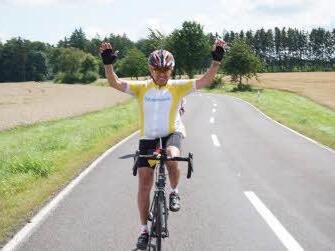 Kapitän Alois Karch in Siegerpose: Er und seine Euro-Biker freuten sich, dass die Tour glatt verlief, sie hatten lediglich einen einzigen Platten auf dem Weg nach Luxemburg. Foto: Euro-Biker