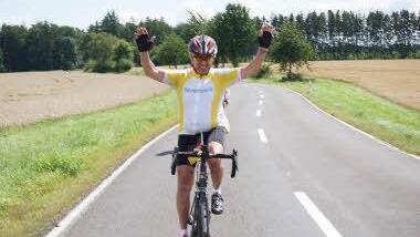 Kapitän Alois Karch in Siegerpose: Er und seine Euro-Biker freuten sich, dass die Tour glatt verlief, sie hatten lediglich einen einzigen Platten auf dem Weg nach Luxemburg. Foto: Euro-Biker
