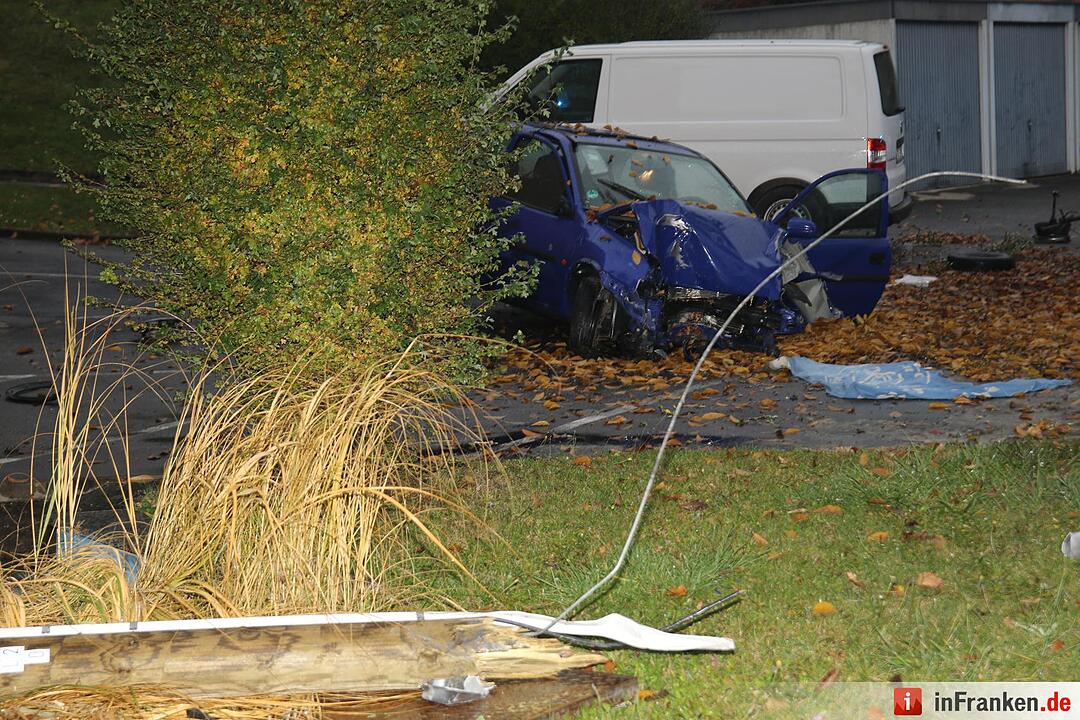 Auto prallt in Mönchsröden gegen Werbeschild: Fahrer schwer verletzt