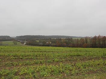Einem Bauleitverfahren f&uuml;r eine westliche Teilfl&auml;che mit einer Gr&ouml;&szlig;e von 1,7 Hektar neben der Autobahnbr&uuml;cke, von Knetzgau kommend in Richtung Westheim, stimmte der Gemeinderat zu.Christiane Reuther