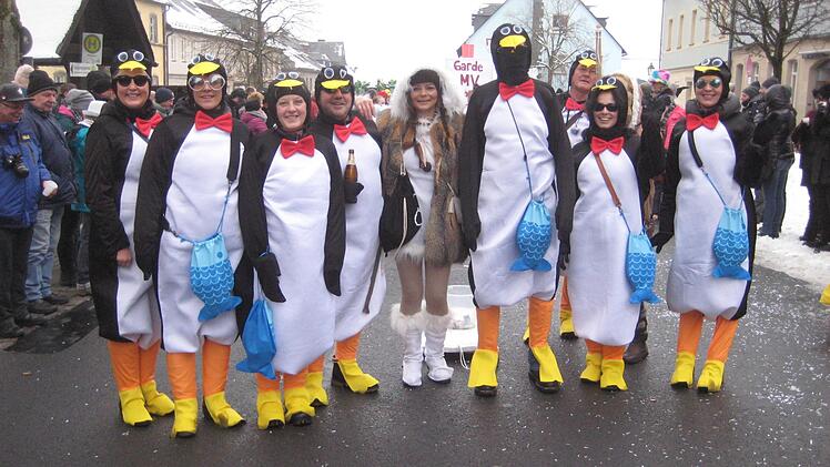 Die Zomgeloffena waren als Pinguine dabei. Foto: Paul Hader