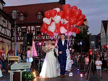 Das Highlight am Ende der Show: Ein Brautpaar lässt einen Strauß Herzluftballons steigen. Fotos: Richard Sänger