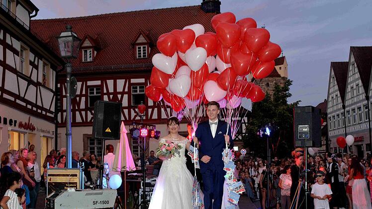 Das Highlight am Ende der Show: Ein Brautpaar lässt einen Strauß Herzluftballons steigen. Fotos: Richard Sänger