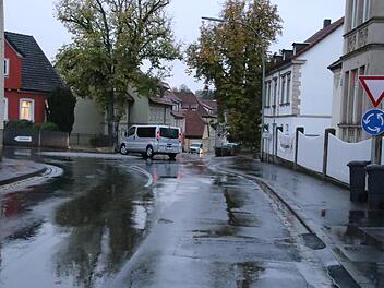 An dieser Stelle, am Minikreisel der Kapellenstraße, und drei weiteren Stellen im Stadtgebiet Ebern soll nach Vorstellung der Freien Wähler die Durchfahrt in den Altstadtbereich für größere Lastkraftwagen verboten werden. Dann müsste der Schwerverkehr, wie der Kleinbus hier, nach links abbiegen. Dem folgte der Bauausschuss nicht. Helmut Will
