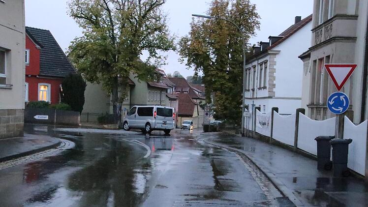 An dieser Stelle, am Minikreisel der Kapellenstraße, und drei weiteren Stellen im Stadtgebiet Ebern soll nach Vorstellung der Freien Wähler die Durchfahrt in den Altstadtbereich für größere Lastkraftwagen verboten werden. Dann müsste der Schwerverkehr, wie der Kleinbus hier, nach links abbiegen. Dem folgte der Bauausschuss nicht. Helmut Will