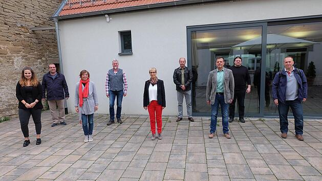 Der neue Gemeinderat von Thundorf: (von links) Jennifer Beck, Dieter B&uuml;chner, Melanie Alsdorf, Bernhard D&uuml;ker, Bgm. Judith Dekant, Jochen Heller, J&uuml;rgen Schleier, Volker Mauer, Alexander Geiling.