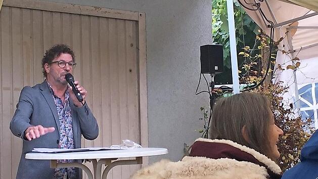 Kabarettist Bernd Regenauer begeisterte das Publikum bei seinem Auftritt in Maigisch. Foto: Edwin Rank