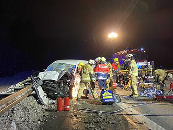 Auffahrunfall auf der Autobahn: Eine Person eingeklemmt