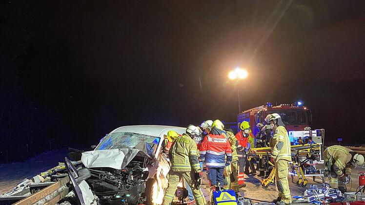 Auffahrunfall auf der Autobahn: Eine Person eingeklemmt