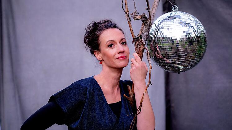 Sonst steht Alice K&ouml;fer mit "Vocal Recall" auf der B&uuml;hne. Jetzt tritt sie beim "3satFestival" solo auf.