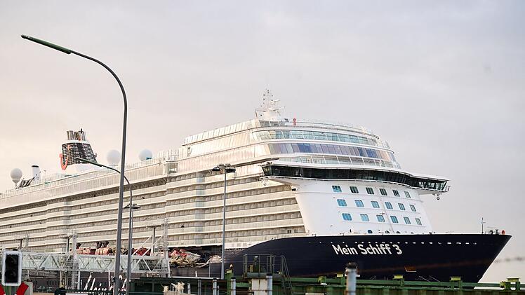 Kreuzfahrtschiff st&ouml;&szlig;t mit Containerschiffen zusammen