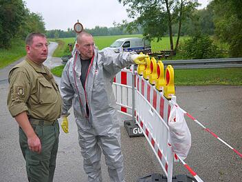 Lagebesprechung: Heinrich Bernhard Scho (links) und sein Kollege Stefan Keemann beraten an der Absperrung vor der Eselsbrücke, wie es mit den Aufräumungsarbeiten weitergehen soll.  Foto: Berthold Köhler
