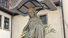 Im Innenhof des Mehrgenerationenhauses steht die sanierte Statue der Elisabeth von Thüringen. Sie war einst die Namensgeberin.  Foto: Nina Grötsch