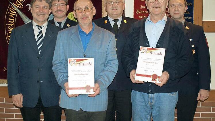 Lange Jahre sind sie eine Stütze ihrer Feuerwehr. Alfred Kotschenreuther (2. v. re.) wurde für 50 Jahre und Horst Kotschenreuther (3. v. li) für 40 Jahre Mitgliedschaft geehrt. Mit im Bild (von links): Bürgermeister Gerhard Wunder, Kommandant Günter Müller, KBI Hans-Ullrich Müller und Vorsitzender Wolfgang Welscher. Foto: Susanne Deuerling