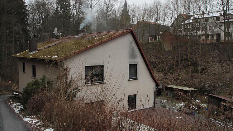 Ein Weg führt vor der Brückenbaustelle zum Anwesen Vogel hinab. Dort kann man dann zu Fuß den Dörflesbach überqueren und ins Dorf kommen. Foto: Jürgen Gärtner