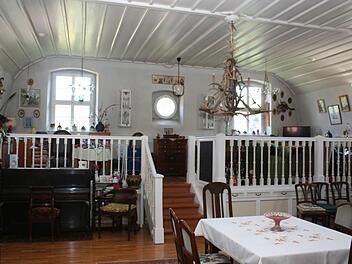 Die einstige "Frauenempore" ist heute ein großes Wohnzimmer. Fotos: Evi Seeger