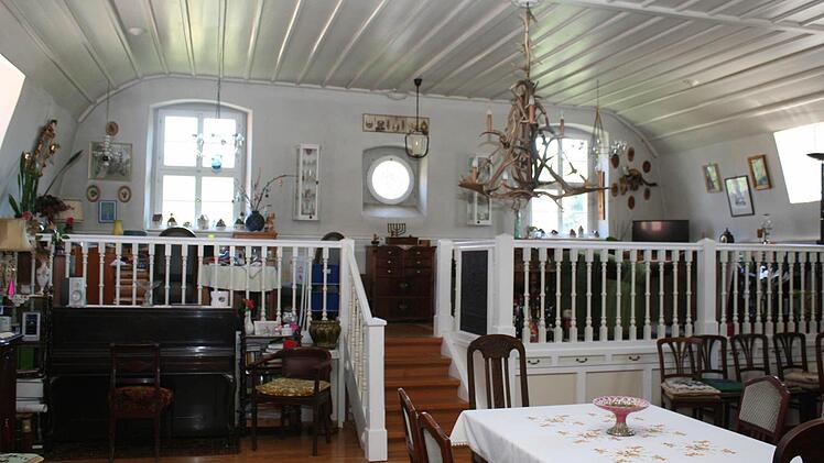 Die einstige "Frauenempore" ist heute ein großes Wohnzimmer. Fotos: Evi Seeger